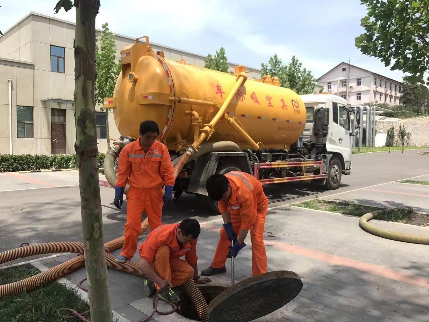 五指山管道疏通车停在窨井附近