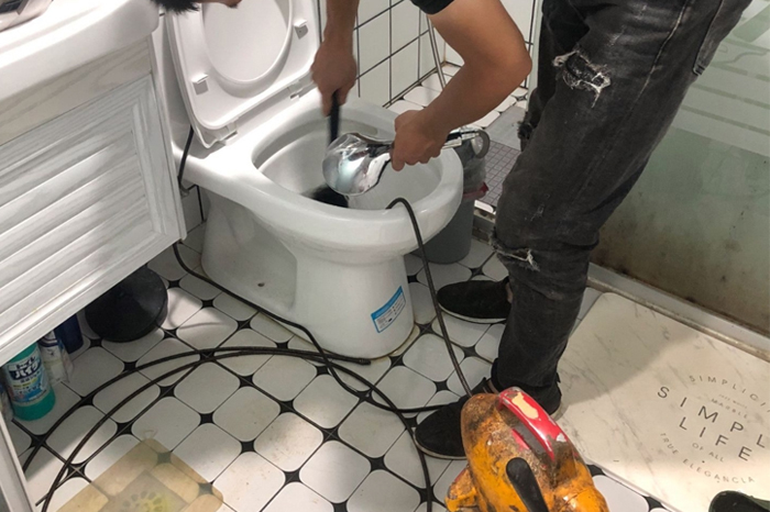五指山马桶堵塞自己疏通还是找师傅？专业上门服务让你省时更省心